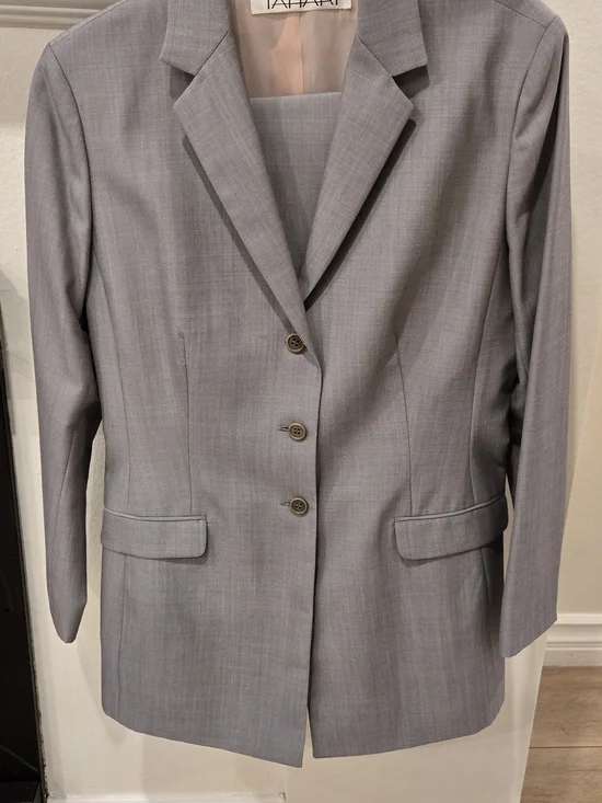 Brand New Light Gray Tailored Tahari Women's 2 piece Pants Suit. Size 8 - Picture 2 of 6